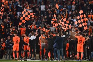 שחקני בני יהודה חוגגים עם האוהדים