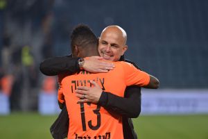 אבוקסיס וצ'יבוטה חוגגים בסיום