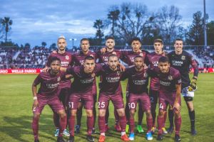 דקל קינן עם שחקני סקרמנטו