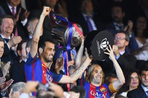 ברצלונה מניפה את גביע המלך