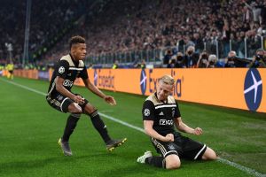 שחקני אייאקס חוגגים