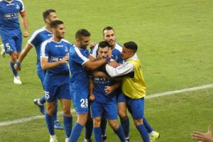 שחקני הפועל פתח תקווה חוגגים