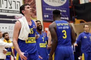 שחקני מכבי ת"א בסיום המשחק