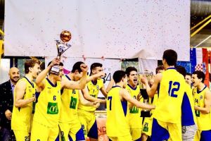 קבוצת הנוער של מכבי תל אביב חוגגת