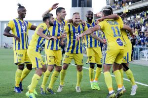 שחקני מכבי תל אביב חוגגים