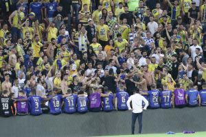 שחקני מכבי תל אביב עם האוהדים בטרנר