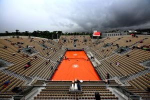 מגרש רולאן גארוס מכוסה בגלל גשם