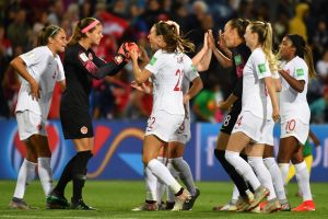 שחקניות נבחרת קנדה חוגגות