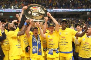 שחקני מכבי תל אביב חוגגים