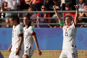 שחקניות נבחרת ארה"ב חוגגות