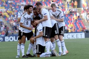 שחקני גרמניה הצעירה חוגגים