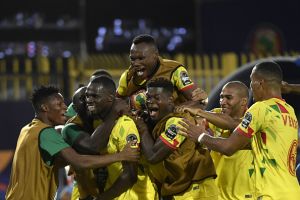 שחקני בנין חוגגים