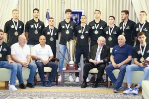 ראובן ריבלין עם נבחרת העתודה