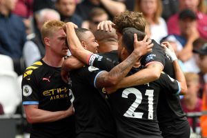 שחקני מנצ'סטר סיטי חוגגים