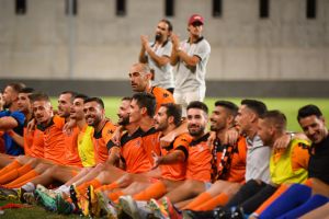 שחקני בני יהודה חוגגים