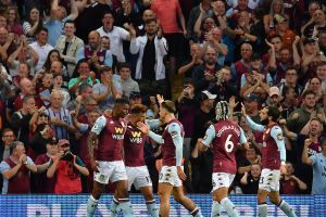 שחקני אסטון וילה חוגגים