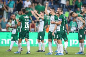 שחקני מכבי חיפה חוגגים