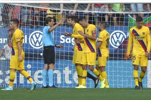 שחקני ברצלונה כועסים