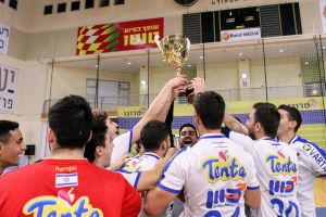 א.ס רמת השרון מניפה את גביע ווינר שופטים