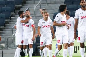 שחקני הפועל חיפה חוגגים