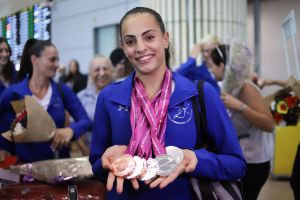 לינוי אשרם עם המדליות