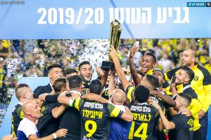 שחקני בית"ר ירושלים מניפים את גביע הטוטו