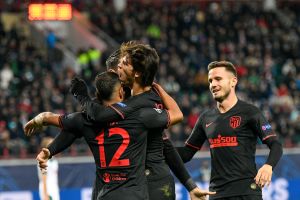 ז'ואאו פליקס חוגג עם שחקני אתלטיקו מדריד