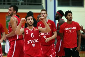 שחקני הפועל ירושלים חוגגים