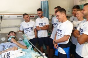 שחקני הנבחרת הצעירה עם חביב אוחיון