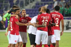 שחקני הפועל תל אביב חוגגים
