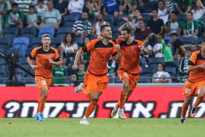 שחקני בני יהודה חוגגים