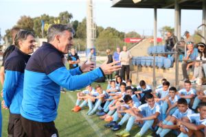 וילי רוטנשטיינר עם ילדי האקדמיה לכדורגל