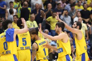 שחקני מכבי תל אביב חוגגים