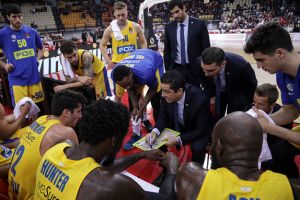 יאניס ספרופולוס ושחקני מכבי ת"א בפיראוס