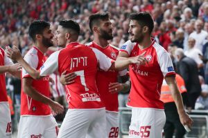 שחקני הפועל באר שבע חוגגים