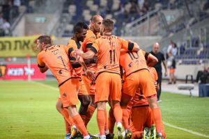 שחקני בני יהודה חוגגים