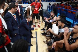 עודד קטש עם שחקני הפועל ירושלים