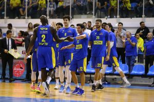 שחקני מכבי תל אביב חוגגים