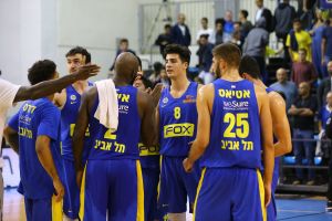 שחקני מכבי תל אביב חוגגים