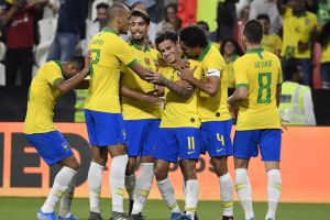 פיליפה קוטיניו ושחקני ברזיל חוגגים