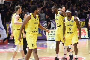 שחקני הפועל חולון חוגגים