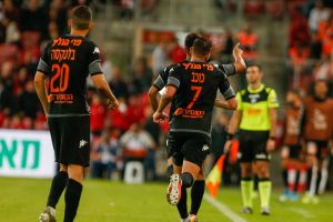 שחקני בני יהודה חוגגים