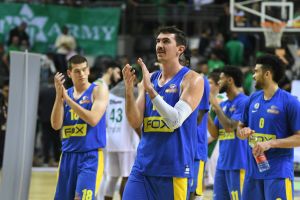 שחקני מכבי תל אביב חוגגים