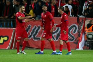 שחקני הפועל אום אל פאחם חוגגים