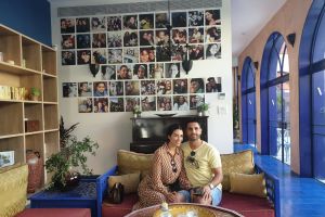 גיא חיימוב עם אשתו סינדי בבית השנטי