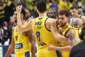 שחקני מכבי תל אביב חוגגים