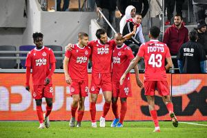 שחקני הפועל ת"א חוגגים