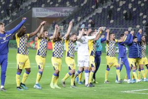 שחקני מכבי תל אביב חוגגים