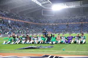 שחקני מכבי חיפה חוגגים