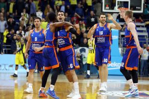 שחקני ולנסיה חוגגים בסיום